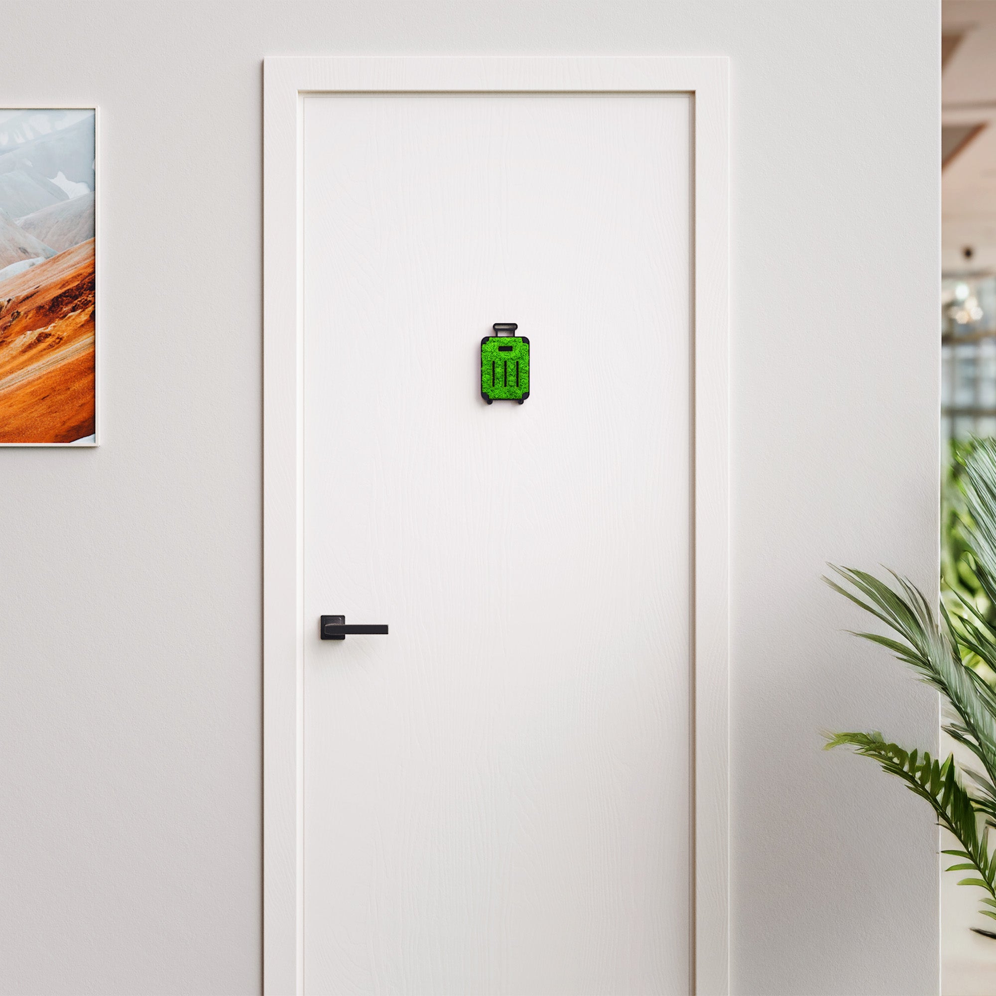 MOOSWERK Moos-Türschild Gepäck Piktogramm 'Koffer' – Elegantes Schild aus Islandmoos im schwarzen Rahmen
