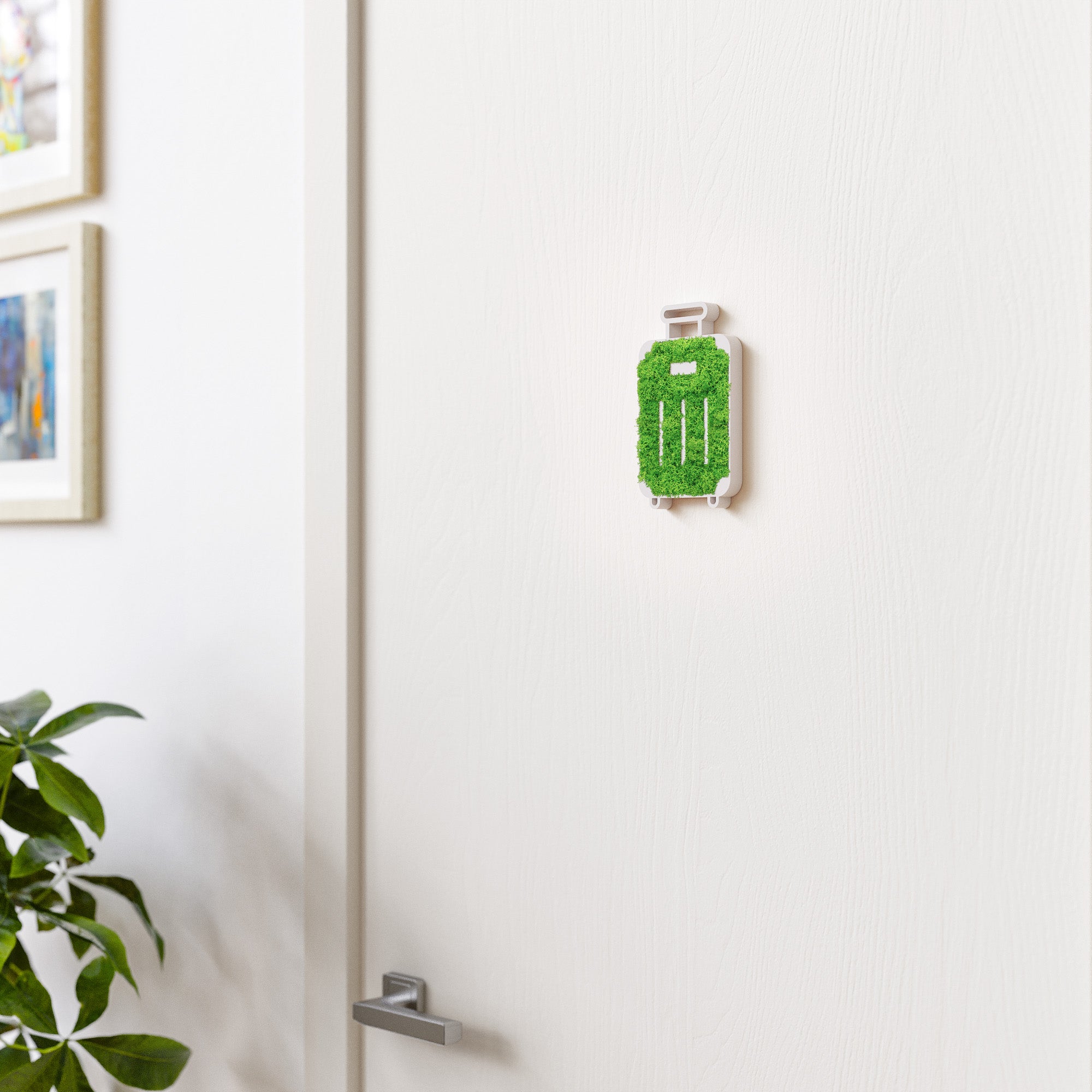 MOOSWERK Moos-Türschild Gepäck Piktogramm 'Koffer' – Elegantes Schild aus Islandmoos im weißen Rahmen