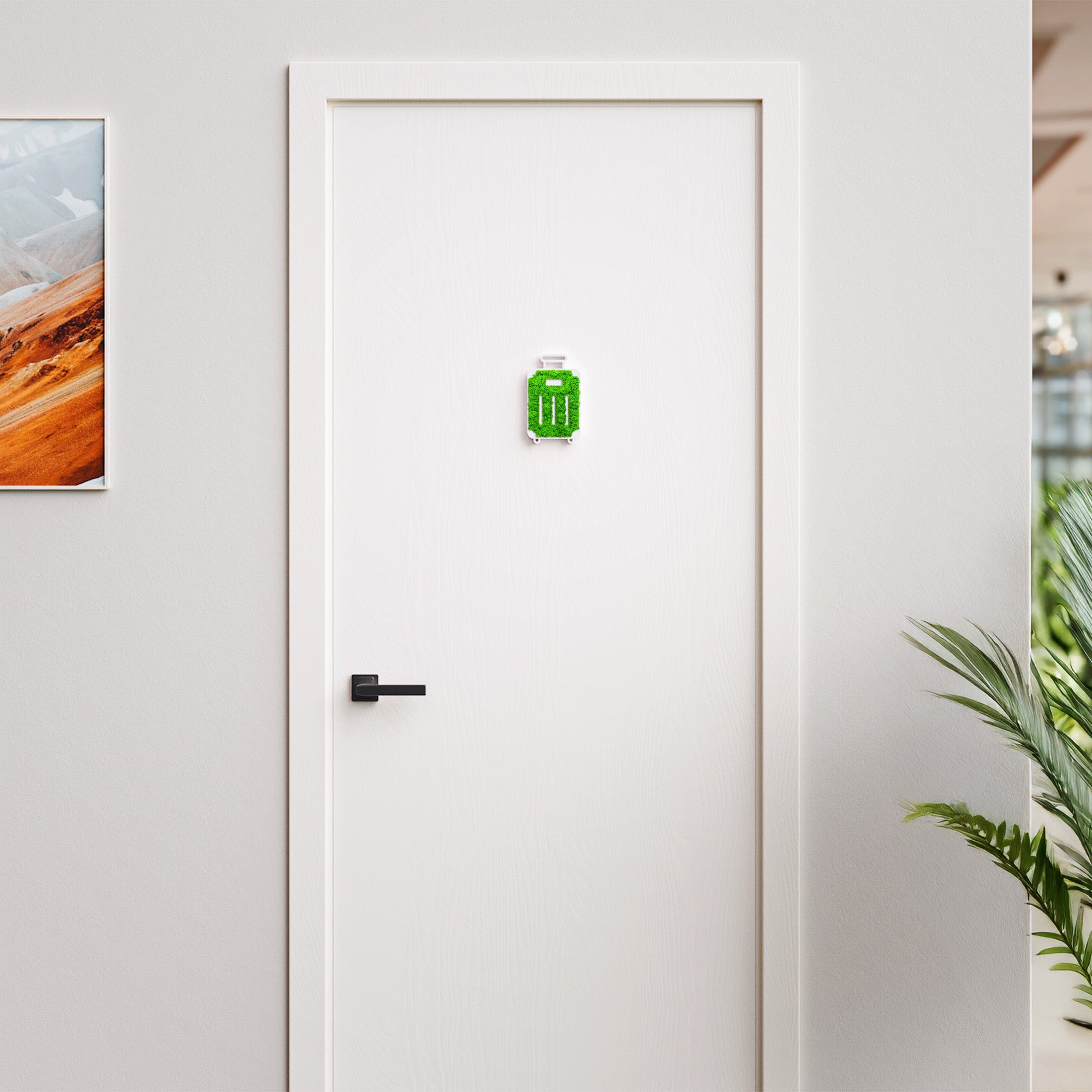 MOOSWERK Moos-Türschild Gepäck Piktogramm 'Koffer' – Elegantes Schild aus Islandmoos im weißen Rahmen