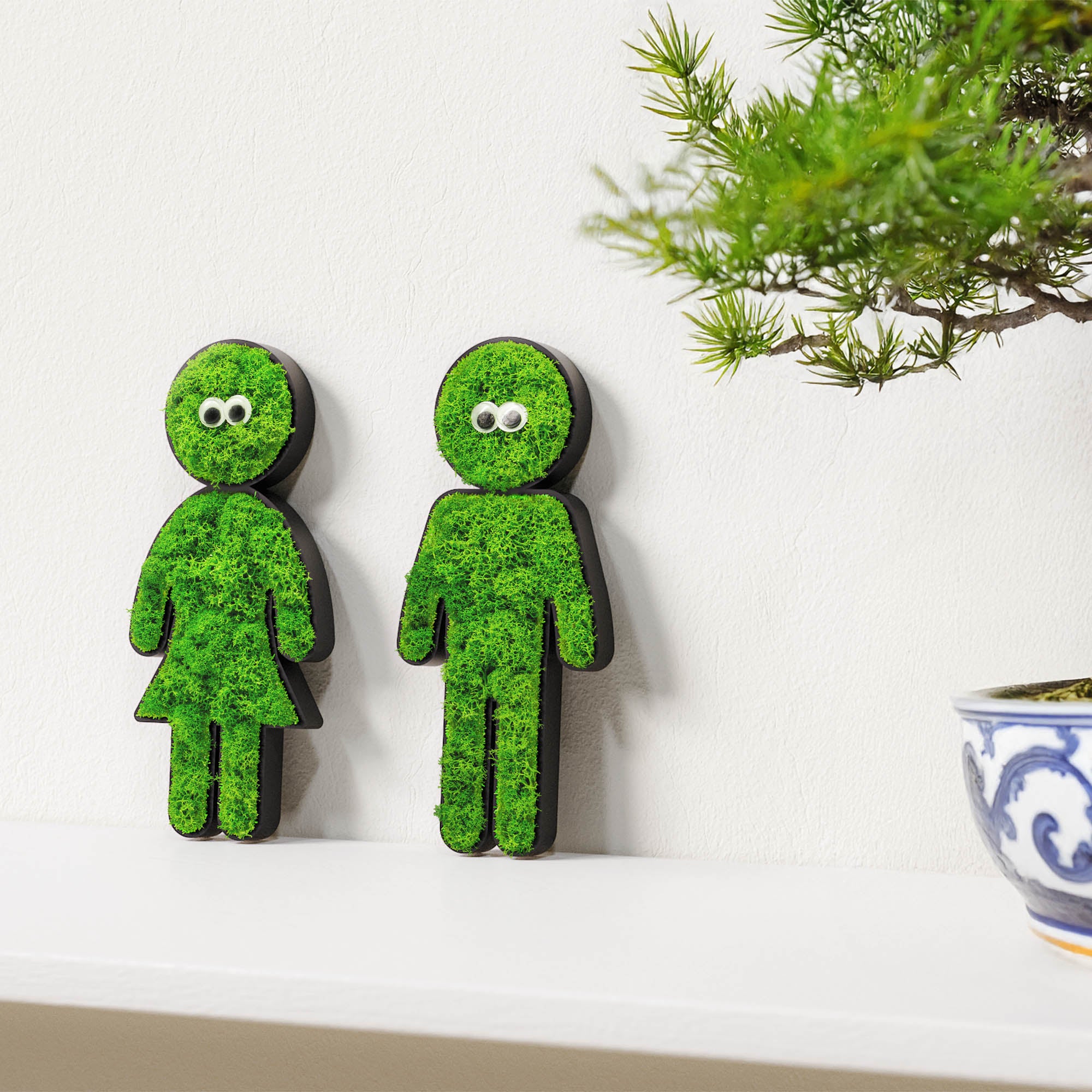 MOOSWERK Moosfigur mit leuchtenden Augen "Glow-Buddy" | Modernes Piktogramm Schwarz aus Islandmoos | Witzige Wanddeko für Flur, WC & Toilette