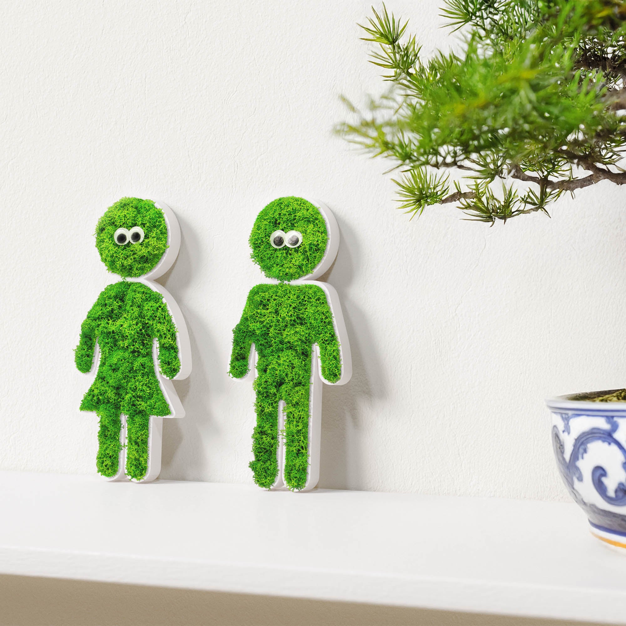 MOOSWERK Moosfigur mit leuchtenden Augen "Glow-Buddy" | Modernes Piktogramm Weiß aus Islandmoos | Witzige Wanddeko für Flur, WC & Toilette