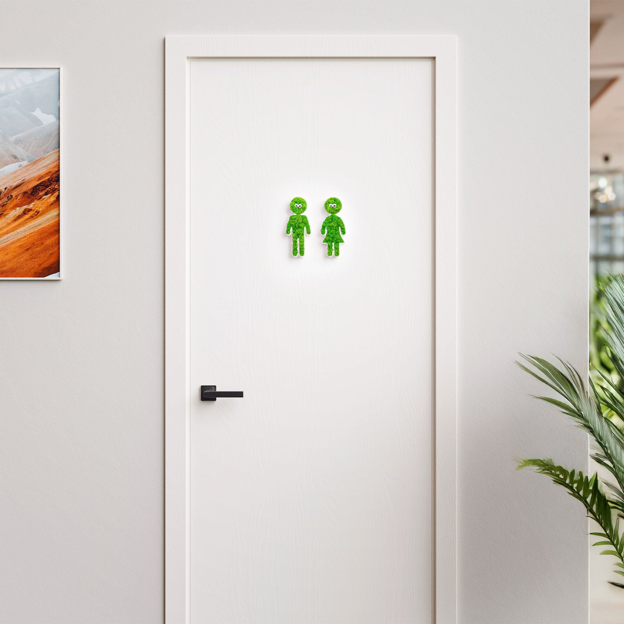 MOOSWERK Moosfigur mit leuchtenden Augen "Glow-Buddy" | Modernes Piktogramm Weiß aus Islandmoos | Witzige Wanddeko für Flur, WC & Toilette